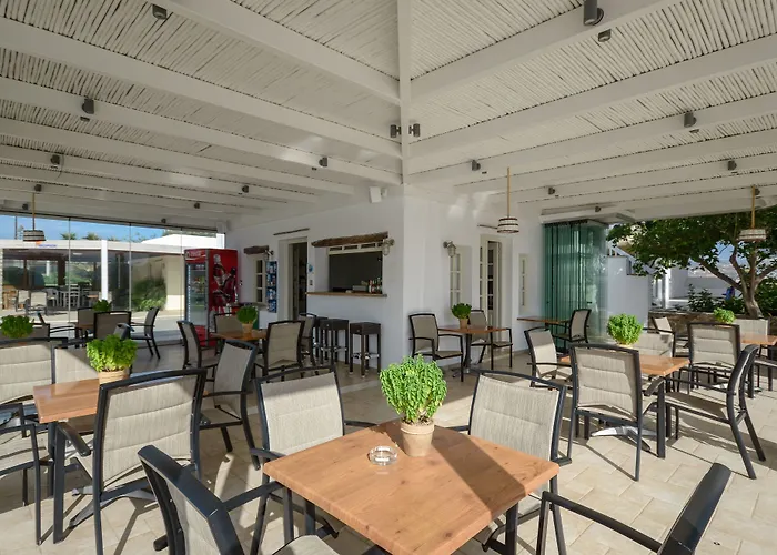 Birikos & מלון דירות 4*